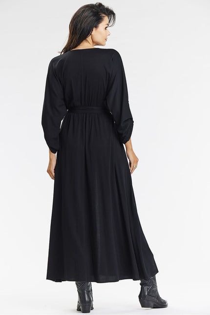 Robe noire longue élégante avec manches longues pour soirée ou événement cocktail, silhouette droite et fluide.