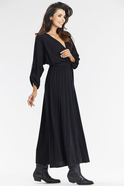 Robe noire élégante manches longues pour soirée, style chic et féminin, longueur midi.