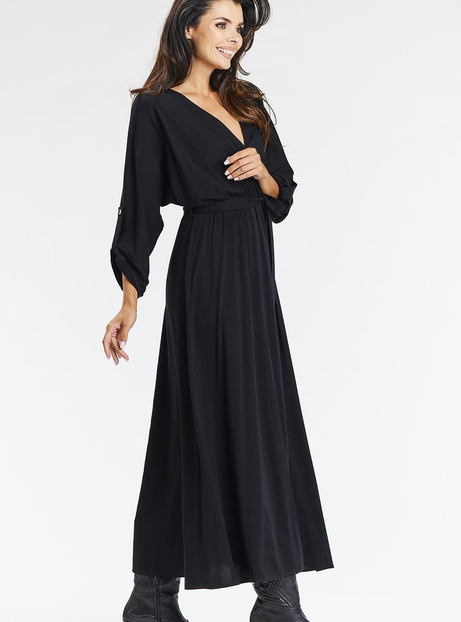 Robe noire élégante manches longues pour soirée, style chic et féminin, longueur midi.