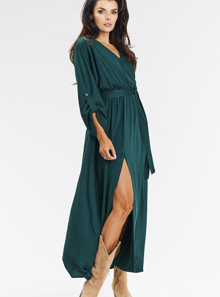 Robe verte longue à manches longues et fente latérale pour soirée chic ou cocktail.