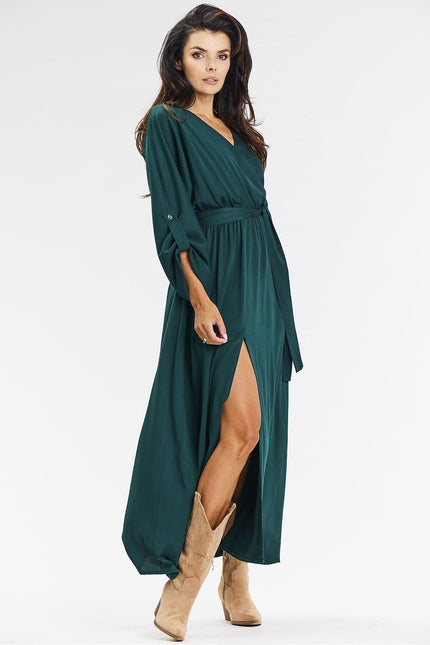 Robe verte longue à manches longues et fente latérale pour soirée chic ou cocktail.