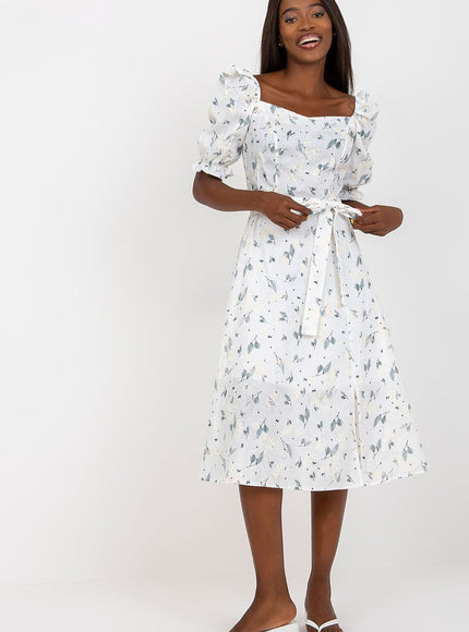 Robe bohème fleurie blanche midi avec manches courtes pour été et occasions décontractées, idéale pour invités de mariage ou balades sur la plage.