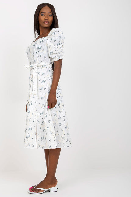 Robe bohème midi à fleurs blanche, manches courtes à volants, idéale pour un style décontracté et chic en été.