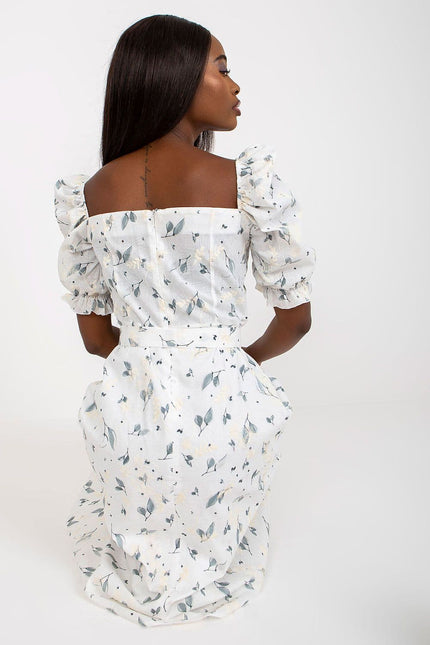 Robe bohème blanche fleurie midi à épaules dénudées, idéale pour une soirée chic ou un mariage comme invitée.