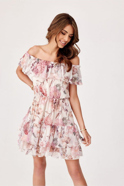 Robe bohème courte à fleurs rose avec manches courtes et épaules dénudées pour cocktail ou mariage.