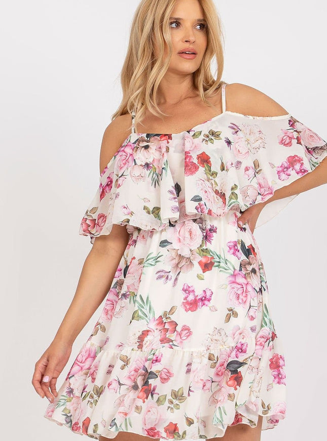 Robe bohème fleurie blanche courte à épaules dénudées pour un style estival et décontracté, idéale pour une sortie plage ou un événement décontracté.