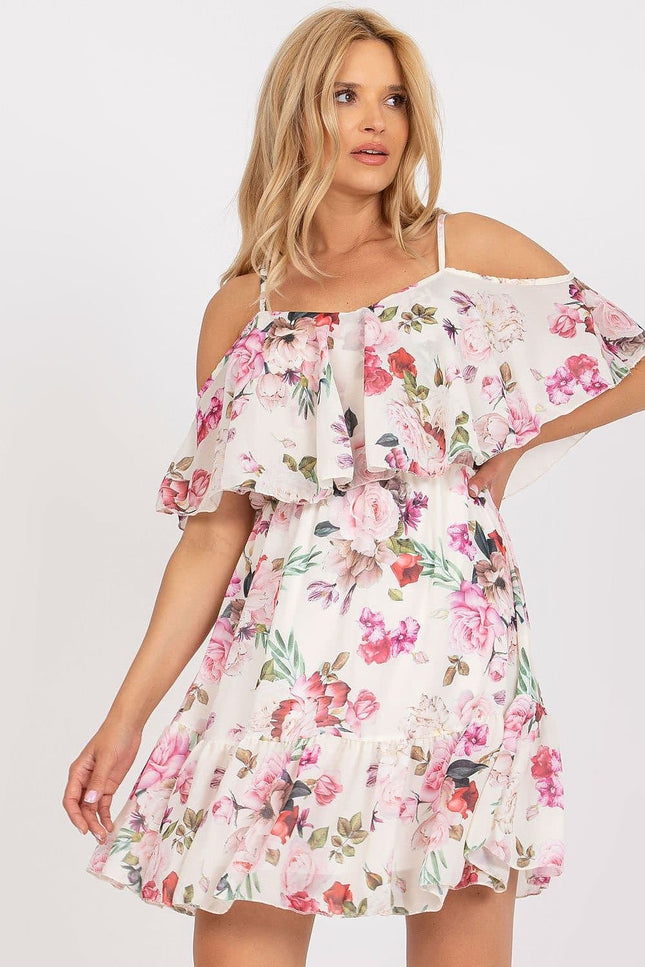 Robe bohème fleurie blanche courte à épaules dénudées pour un style estival et décontracté, idéale pour une sortie plage ou un événement décontracté.