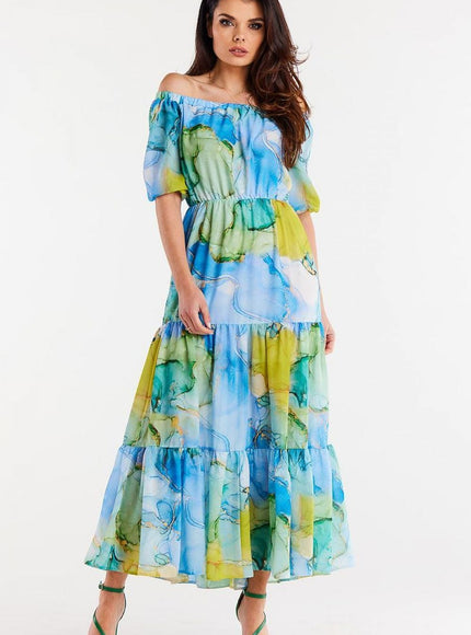 Robe bohème fleurie longue d'été sans manches avec motifs floraux en bleu, vert et jaune, idéale pour plage ou soirée décontractée.