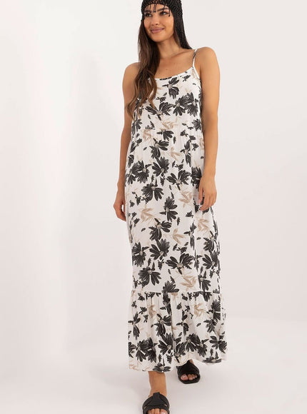 Robe longue bohème à motif floral noir et beige, idéale pour plage ou sortie casual d'été, sans manches.