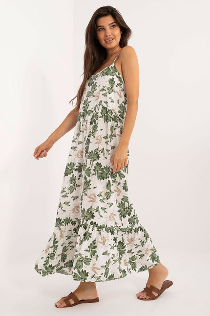 Robe d'été blanche à fleurs, style bohème, longue avec bretelles fines et volants pour plage ou sortie décontractée.