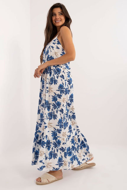 Robe longue blanche et bleue à fleurs, style bohème, idéale pour plage ou mariage invité chic.