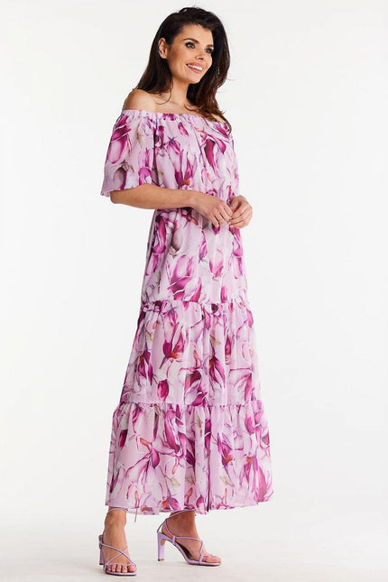 Robe bohème longue rose à motif floral, manches courtes pour soirées d'été ou cocktail, silhouette trapèze et fluide.