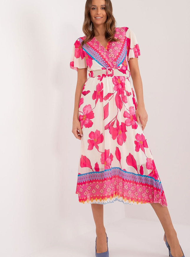 Robe bohème midi fleurie rose avec manches courtes pour un style champêtre et estival, idéale pour une soirée ou un événement décontracté.