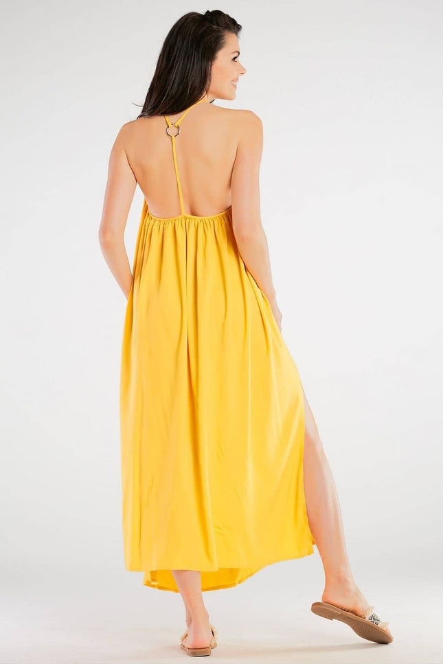 Robe jaune fluide midi casual sans manches idéale pour un cocktail d'été ou une soirée simple.