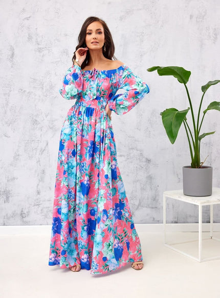 Robe bohème longue fleurie avec épaules dénudées pour gala ou mariage, en nuances de rose et de bleu.