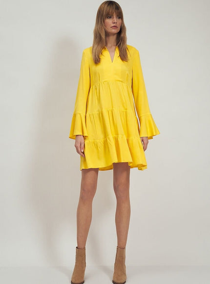 Robe bohème jaune à manches longues et jupe courte, idéale pour une tenue décontractée ou une soirée d'été.