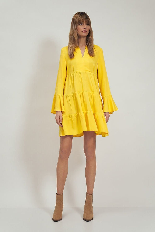 Robe bohème jaune à manches longues et jupe courte, idéale pour une tenue décontractée ou une soirée d'été.