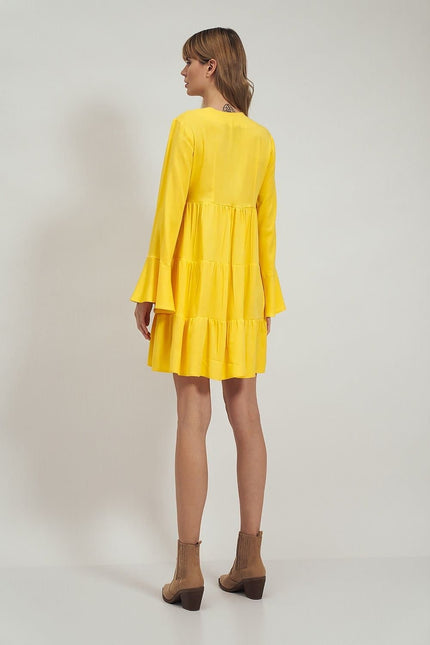 Robe bohème manche longue jaune courte pour soirée, style chic et décontracté, idéale pour gala ou nouvel an.