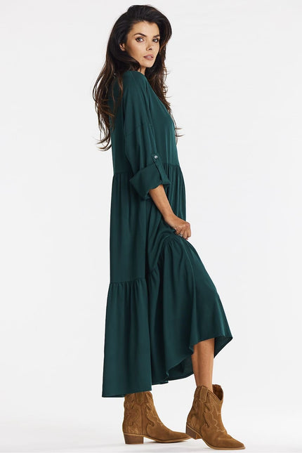 Robe verte midi bohème chic à manches longues et silhouette trapèze pour soirée ou événement décontracté.