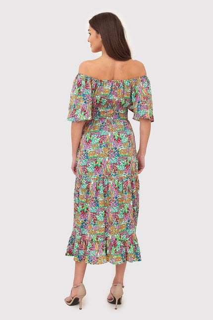 Robe bohème fleurie midi à épaules dénudées pour cocktail et soirée estivale, idéale pour une allure chic et décontractée.