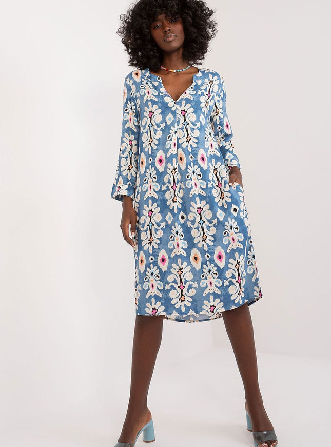 Robe bohème fleurie bleue midi avec manches longues, idéale pour une tenue décontractée chic ou un événement de journée.