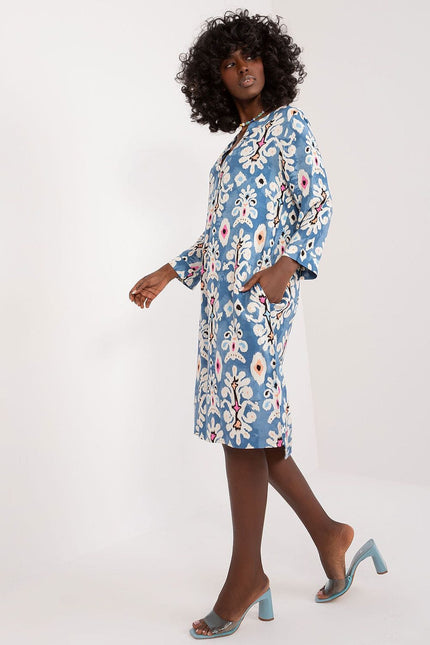 Robe bohème fleurie bleue midi idéale pour cocktail, mariage invité chic, avec manches longues et silhouette trapèze.