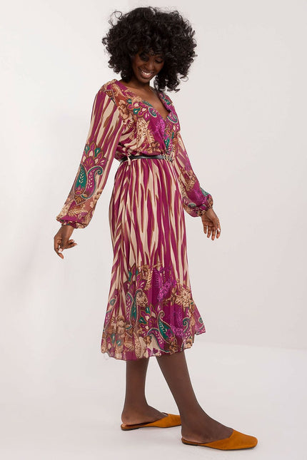 Robe bohème midi rose à manches longues pour cocktail ou événement décontracté, élégante et féminine.