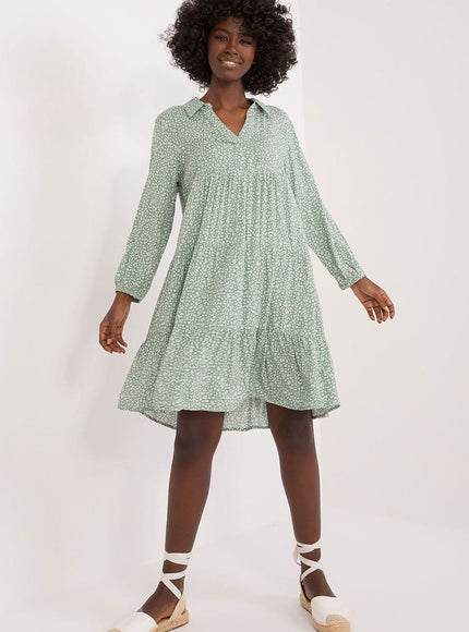 Robe bohème verte courte à manche longue idéale pour un style casual ou une sortie décontractée.