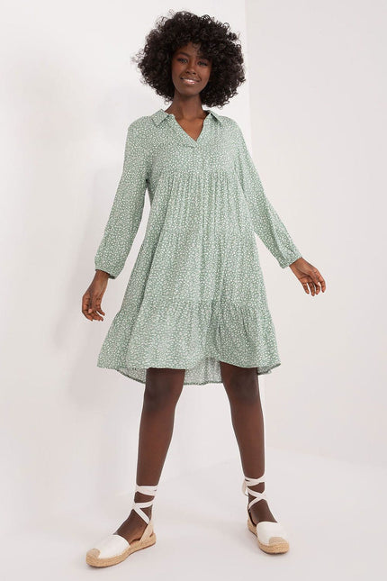 Robe bohème verte courte à manche longue idéale pour un style casual ou une sortie décontractée.