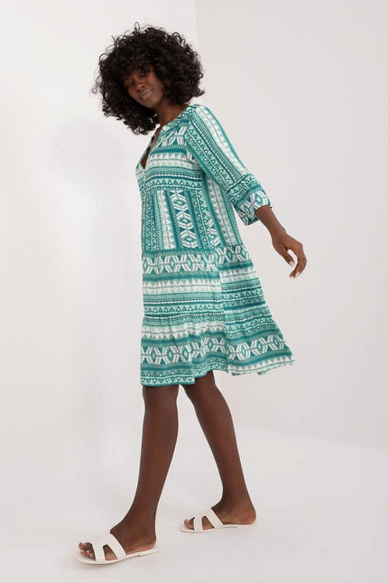 Robe de plage bohème verte à manches longues et longueur midi, idéale pour une allure décontractée et tendance.