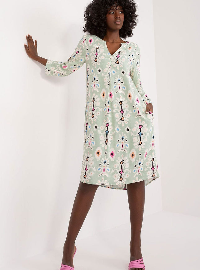 Robe bohème fleurie verte midi avec manches longues pour un look casual chic ou une journée estivale décontractée.