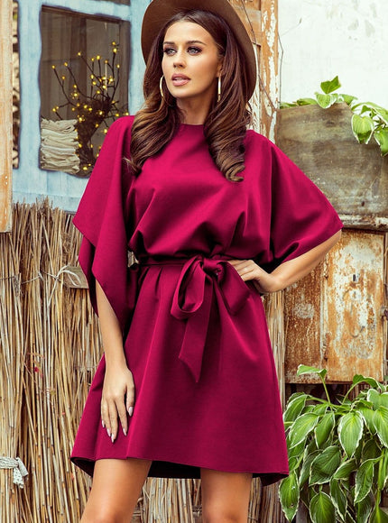 Robe bordeaux chic courte avec ceinture pour cocktail ou soirée, style évasé avec manches courtes et détail ceinturé.