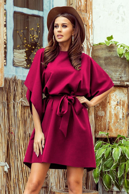 Robe bordeaux chic courte avec ceinture pour cocktail ou soirée, style évasé avec manches courtes et détail ceinturé.