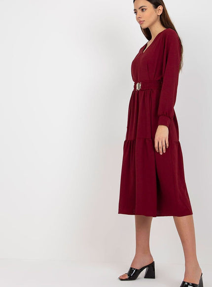 Robe bordeaux midi chic avec manches longues idéale pour cocktail ou soirée, silhouette élégante et raffinée.