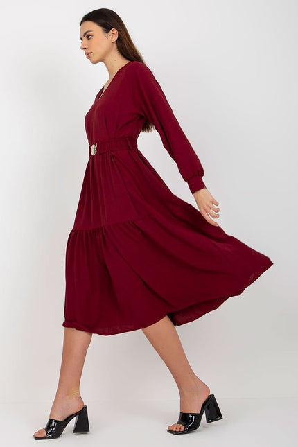 Robe bordeaux midi chic avec manches longues pour soirée élégante, silhouette trapèze confortable et style raffiné.