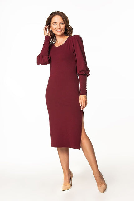 Robe bordeaux midi élégante à manches longues pour soirée ou cocktail, style chic et sobre.