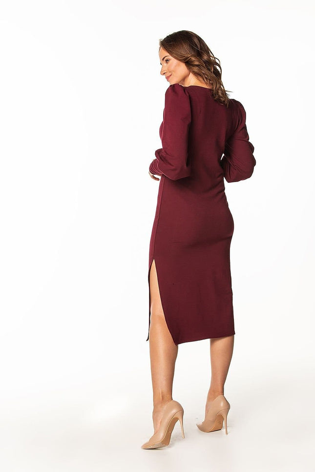 Robe bordeaux midi chic avec manches longues et fente, idéale pour cocktail ou soirée élégante.