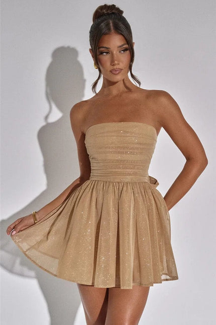 Robe bustier courte dorée à paillettes, idéale pour une soirée cocktail ou un événement de gala, silhouette trapèze, sans manches.