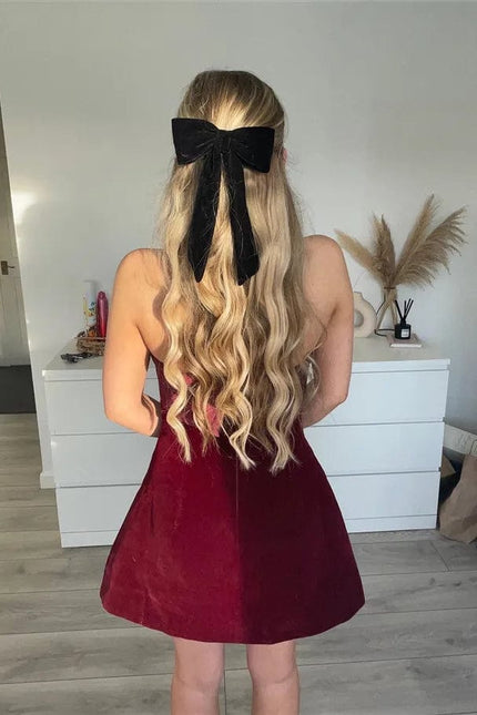 Robe bustier bordeaux courte idéale pour soirée cocktail ou gala, style chic et élégante en velours, silhouette trapèze.