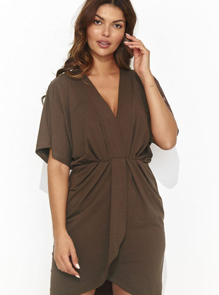 Robe cache-coeur marron courte chic pour cocktail avec manches courtes et col V, idéale pour une soirée élégante.