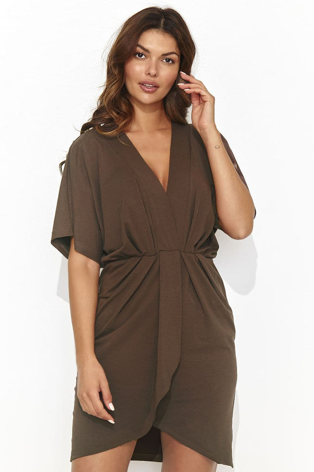 Robe cache-coeur marron courte chic pour cocktail avec manches courtes et col V, idéale pour une soirée élégante.