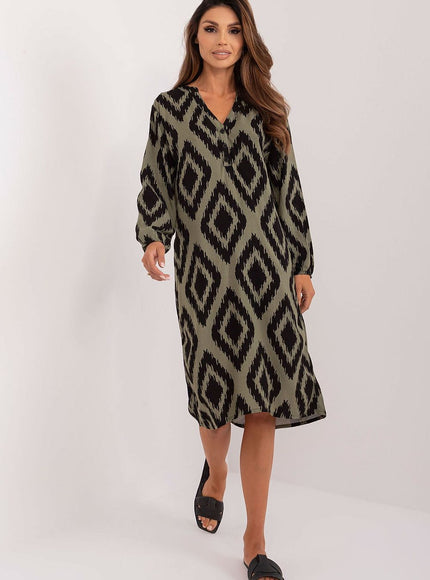 Robe casual verte à motif géométrique avec manches longues, style décontracté et chic, longueur midi pour toutes occasions.