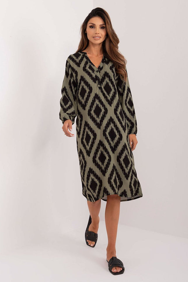 Robe casual verte à motif géométrique avec manches longues, style décontracté et chic, longueur midi pour toutes occasions.