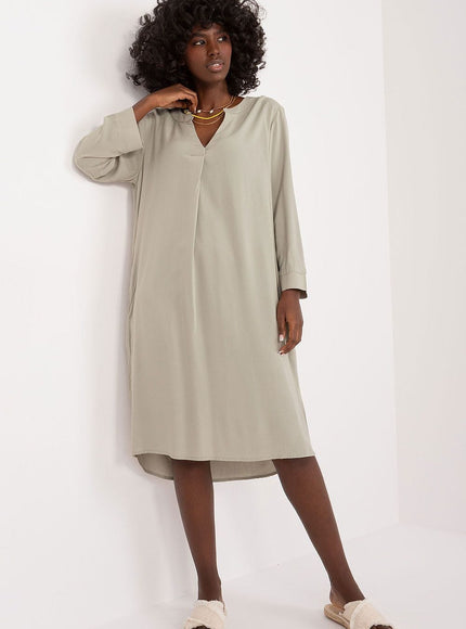 Robe vert sauge midi décontractée manches longues pour une allure casual, idéale pour la plage ou sortie décontractée.