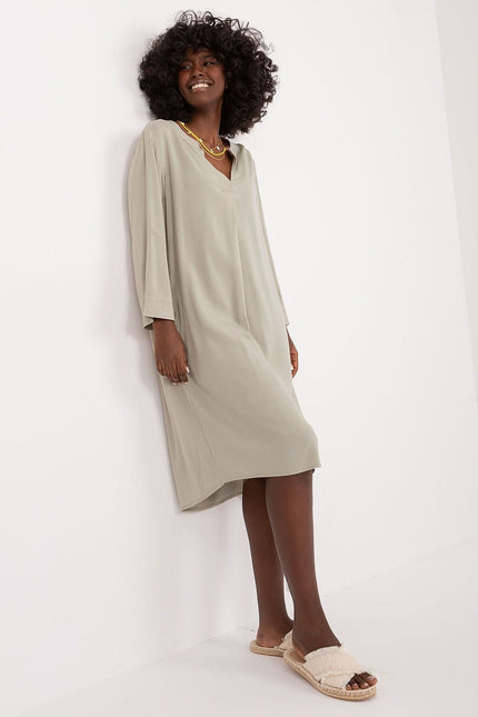 Robe vert sauge midi décontractée manches longues pour un style casual ou plage, tissu fluide, confortable et tendance.