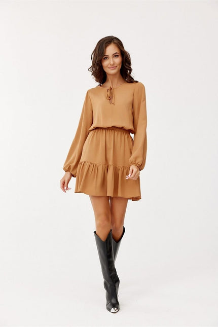 Robe casual terracotta à manches longues et coupe courte idéale pour un look décontracté chic, parfaite pour le quotidien.