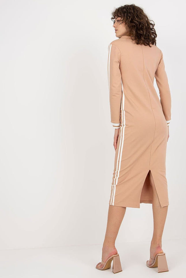 Robe casual beige chic midi avec manches longues et détail à rayures pour une tenue élégante et confortable.