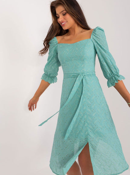 Robe verte soirée dentelle midi à manches longues et décolleté carré, idéale pour cocktail ou événement chic.