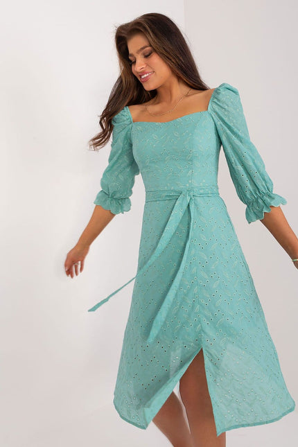 Robe verte soirée dentelle midi à manches longues et décolleté carré, idéale pour cocktail ou événement chic.