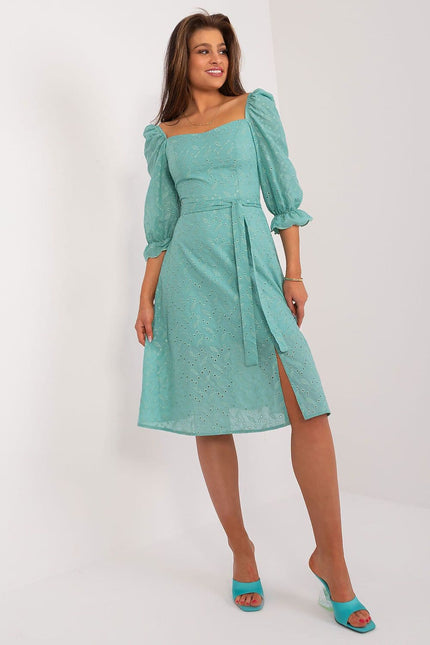 Robe verte soirée dentelle midi avec manches bouffantes, idéale pour cocktails et événements semi-formels, silhouette droite.